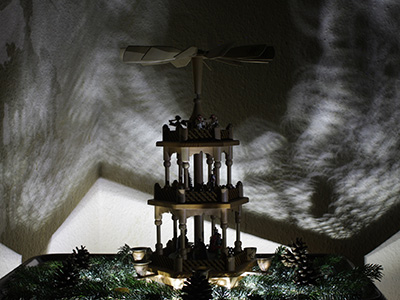 Lightpainting-Weihnachten - Lichtspiele-einer-Weihnachtspyramide